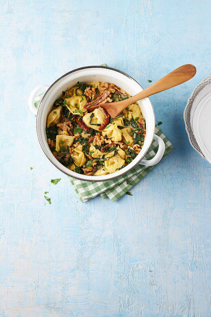 Tortellini with spinach and walnuts