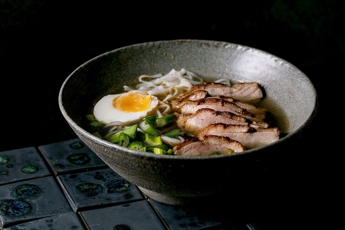 Asiatische Suppe mit Reisnudeln, gegrillter Entenbrust und gekochtem Ei