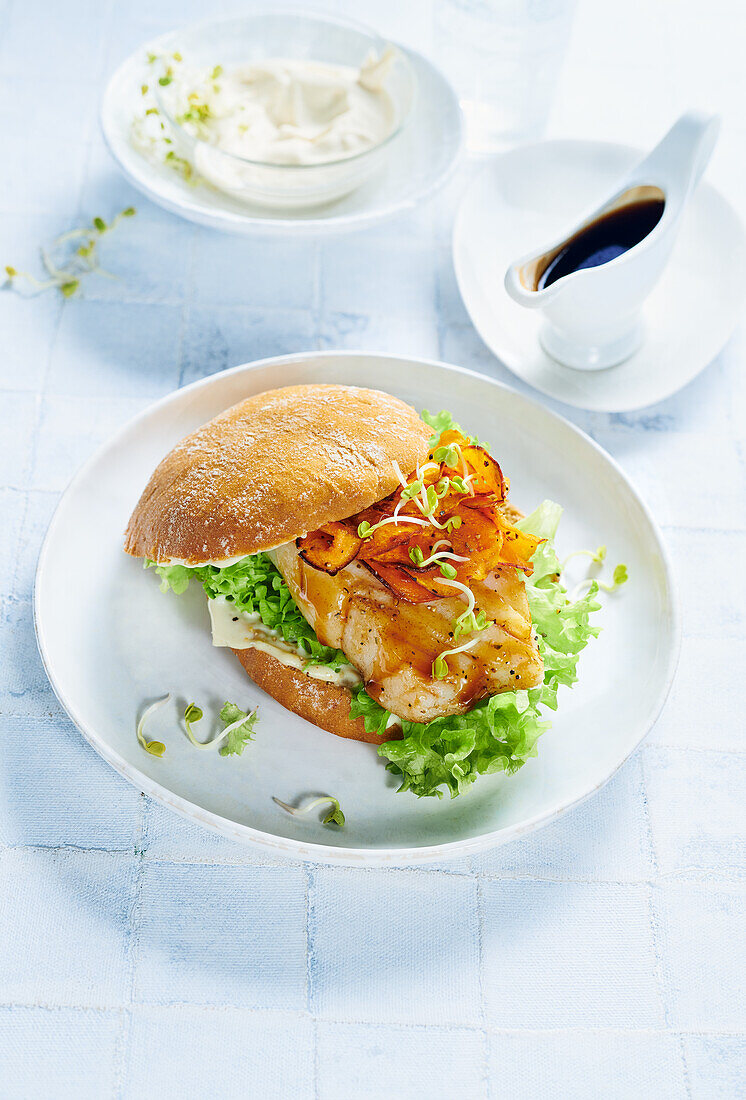 Kabeljau-Burger mit Salat, Süsskartoffeln, Radieschensprossen und Poke Sauce