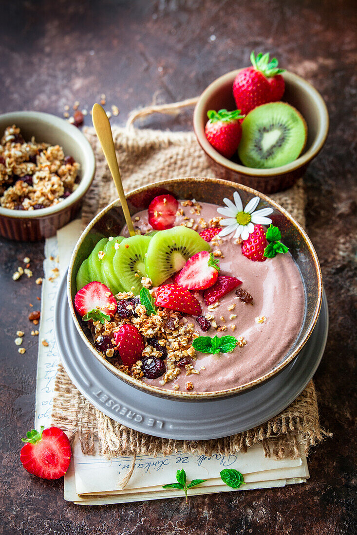 Kakao-Joghurt mit Früchten und Müsli