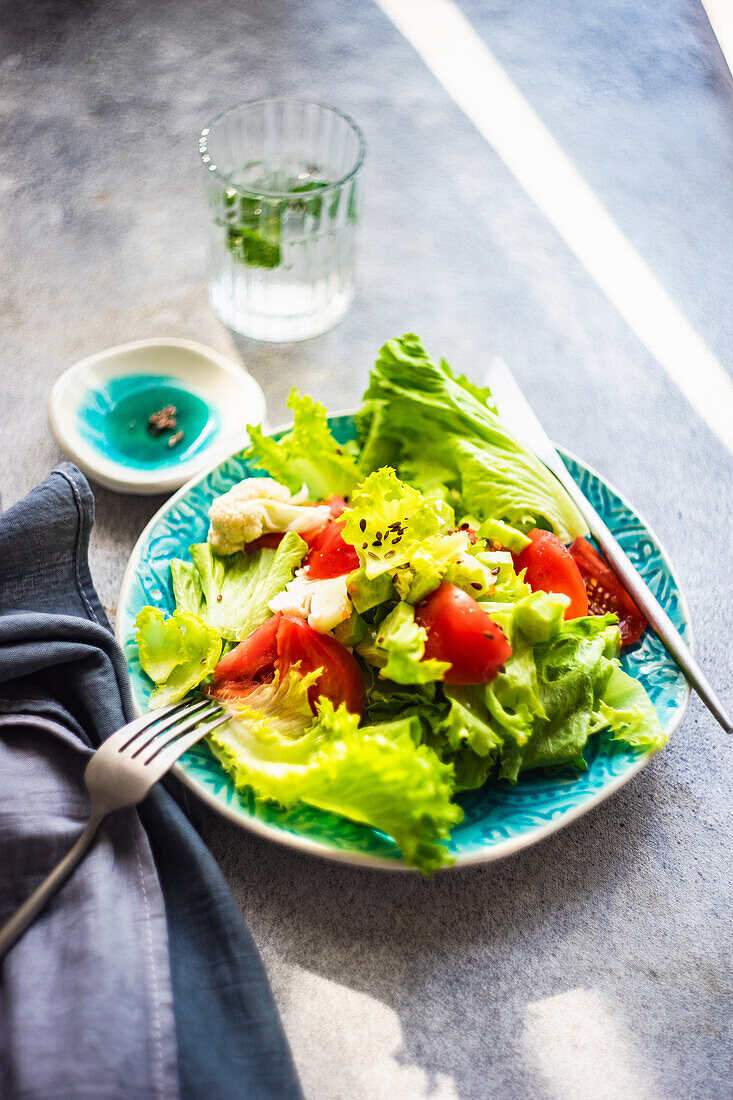 Blattsalat mit Brokkoli, Tomaten und Leinsamen