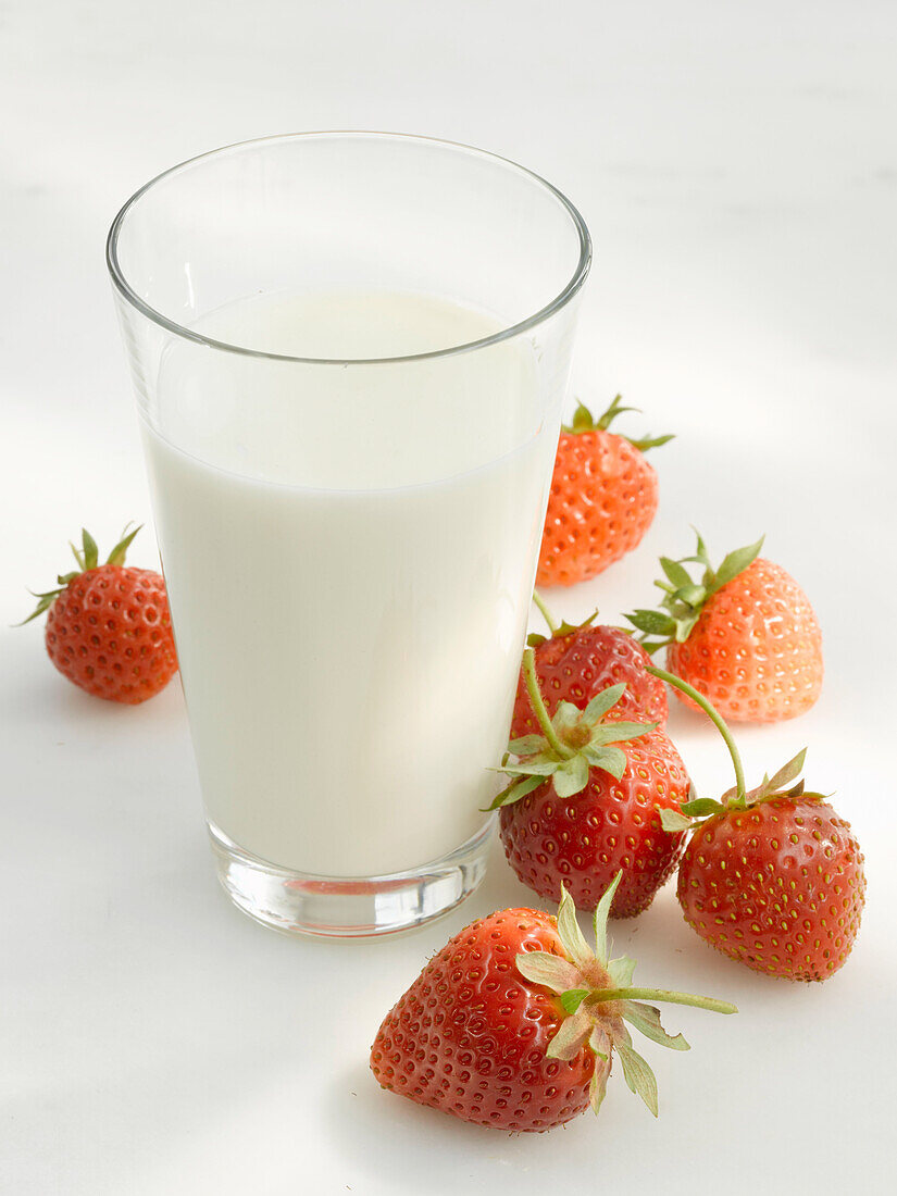 Frische Milch und Erdbeeren