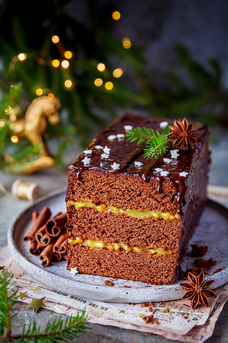 Weihnachtlicher Gewürzkuchen mit Orangenfüllung