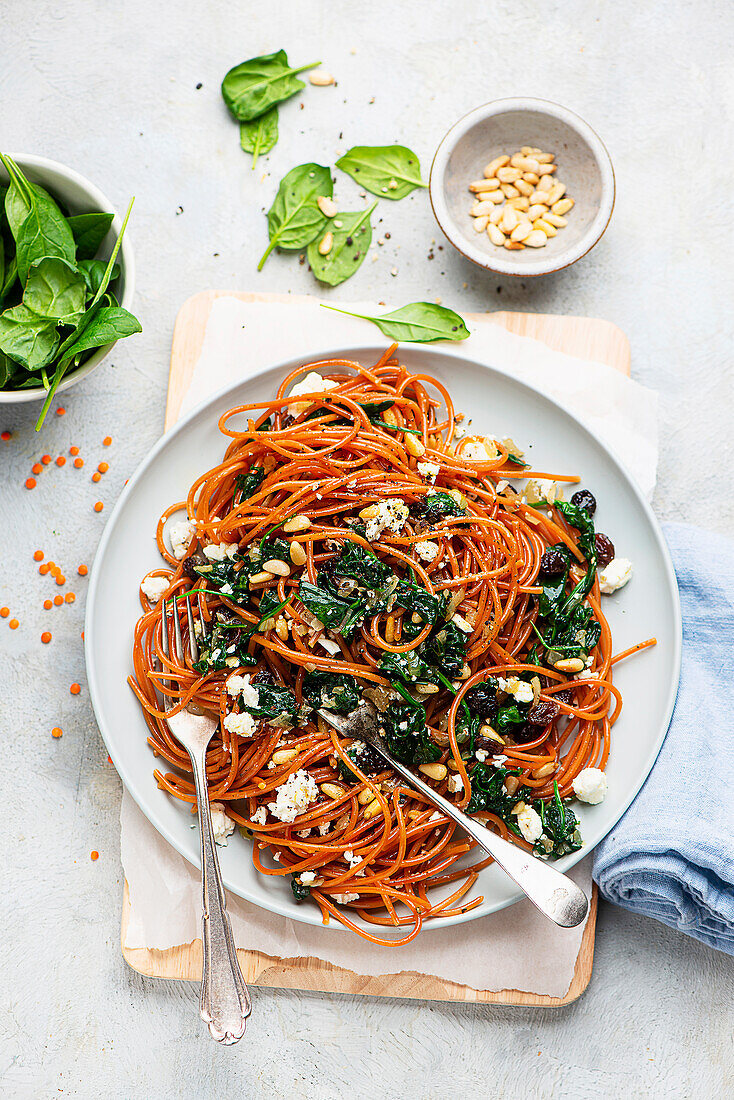 Rote-Linsen-Spaghetti mit Spinat und Feta