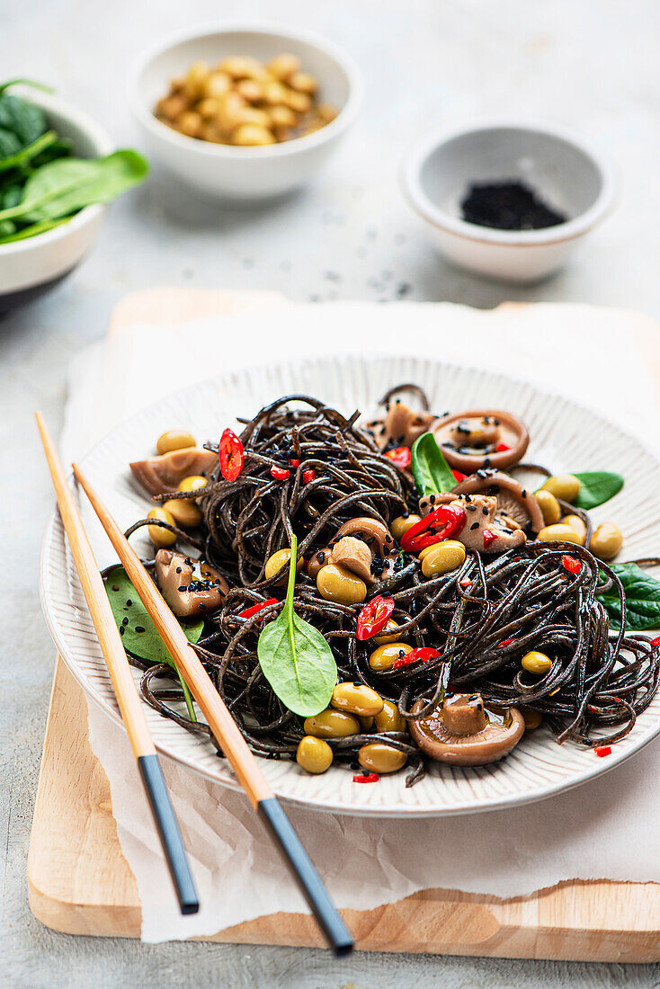 Schwarze-Bohnen-Spaghetti nach asiatischer Art