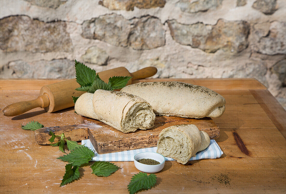 Brotstangen mit Brennnesseln und Samen