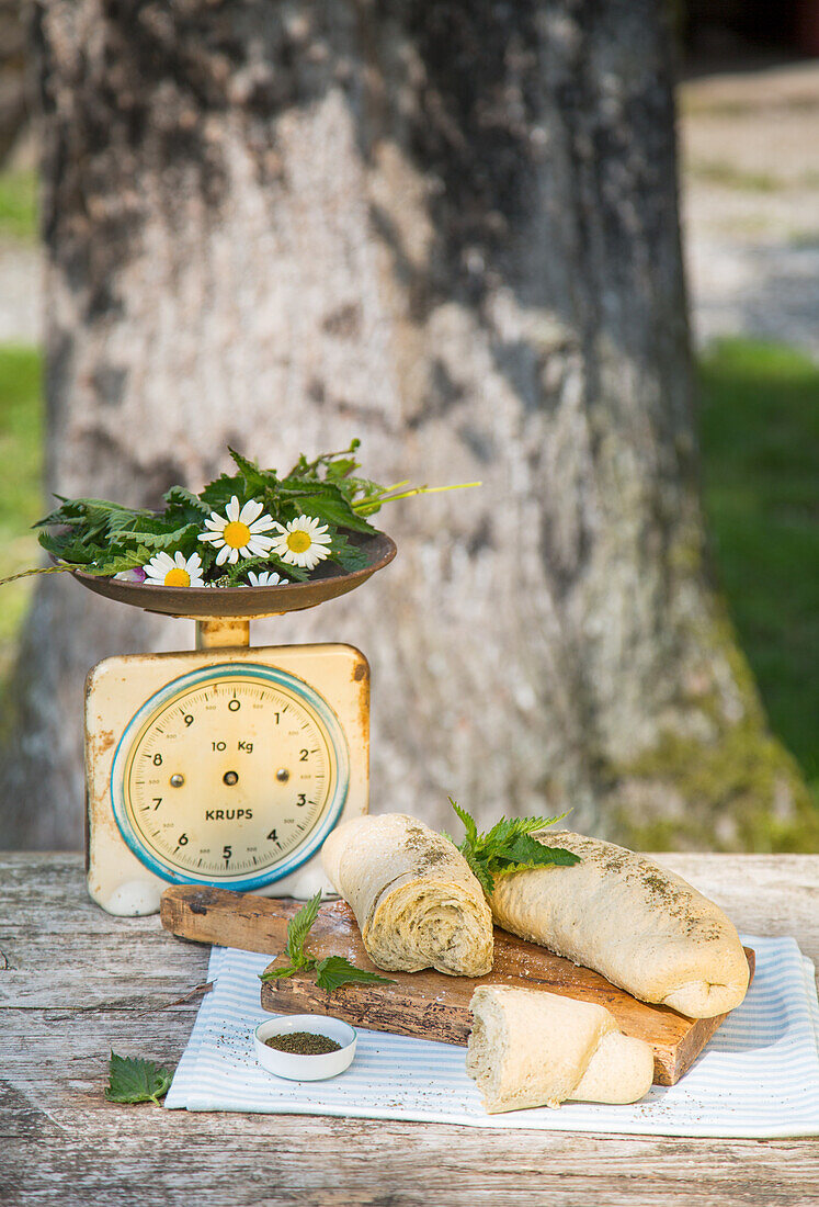 Brotstangen mit Brennnesseln und Samen