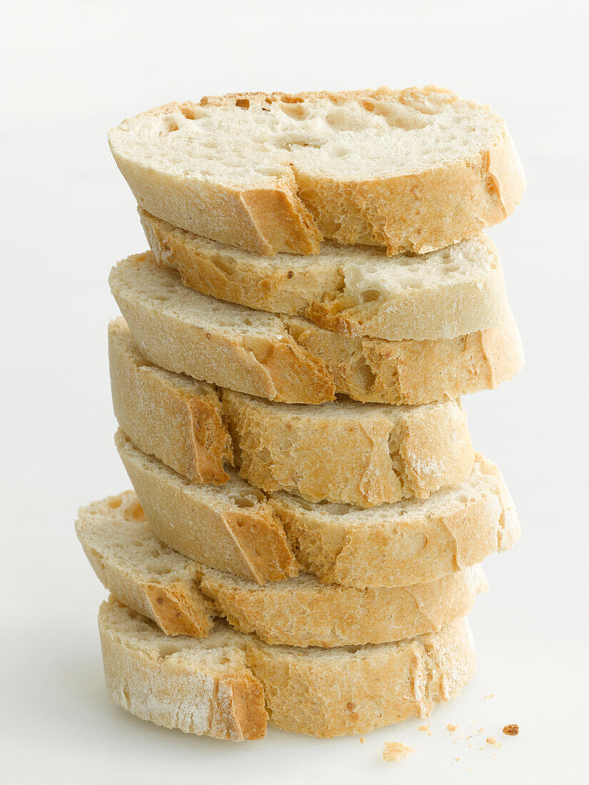 Turm aus Baguettescheiben auf hellem Untergrund