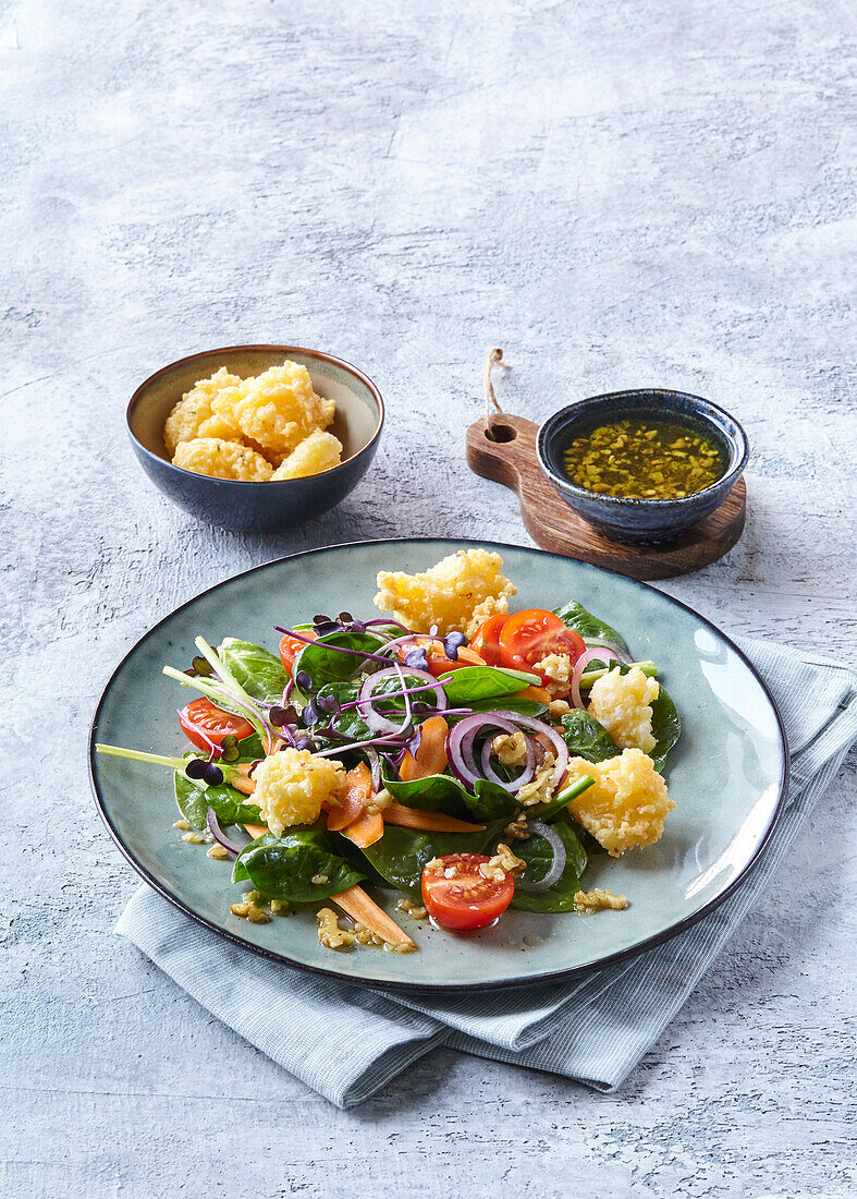 Spinach salad with cheese croquettes