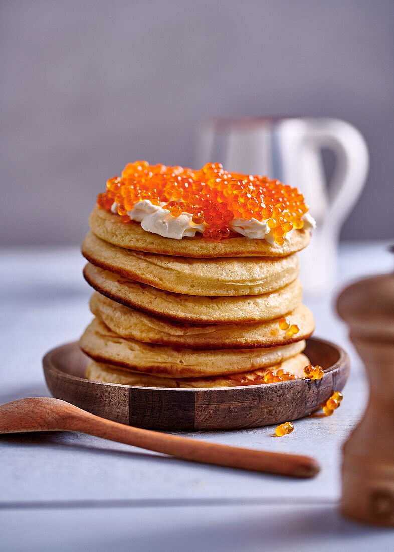 Blini mit Creme fraiche und Lachskaviar