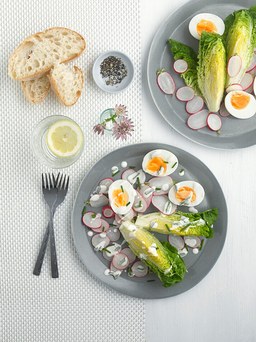 Salatherzen mit Radieschen, Ei und cremigem Schnittlauch-Dressing