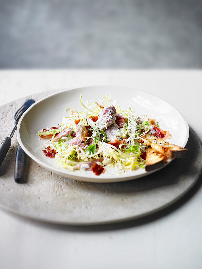 Salat mit geräuchertem Aal