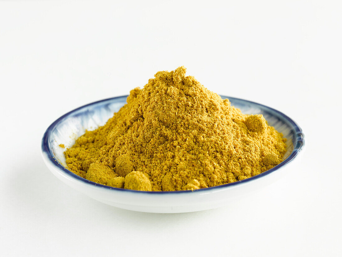 Currypulver im Schälchen