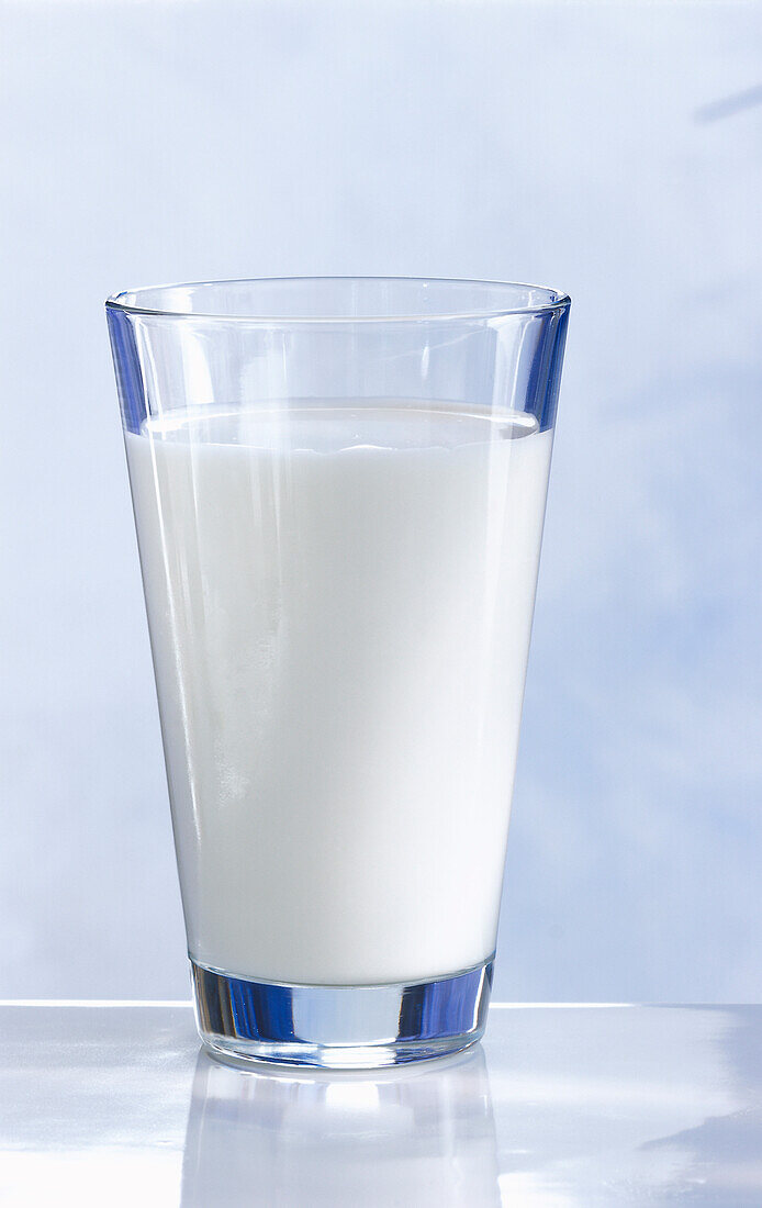 Ein Glas Milch auf hellem Untergrund