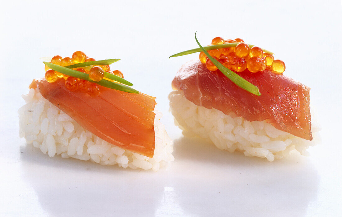 Nigiri-Sushi mit Lachs und Lachskaviar