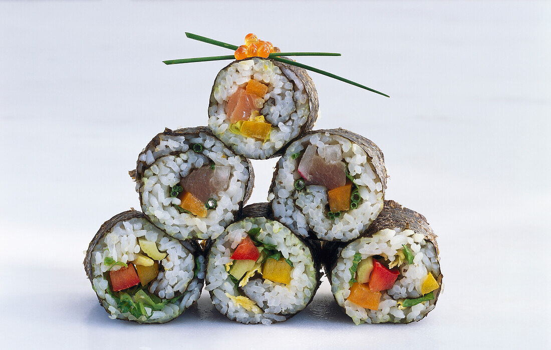 Sechs Maki Sushi, pyramidenförmig übereinander