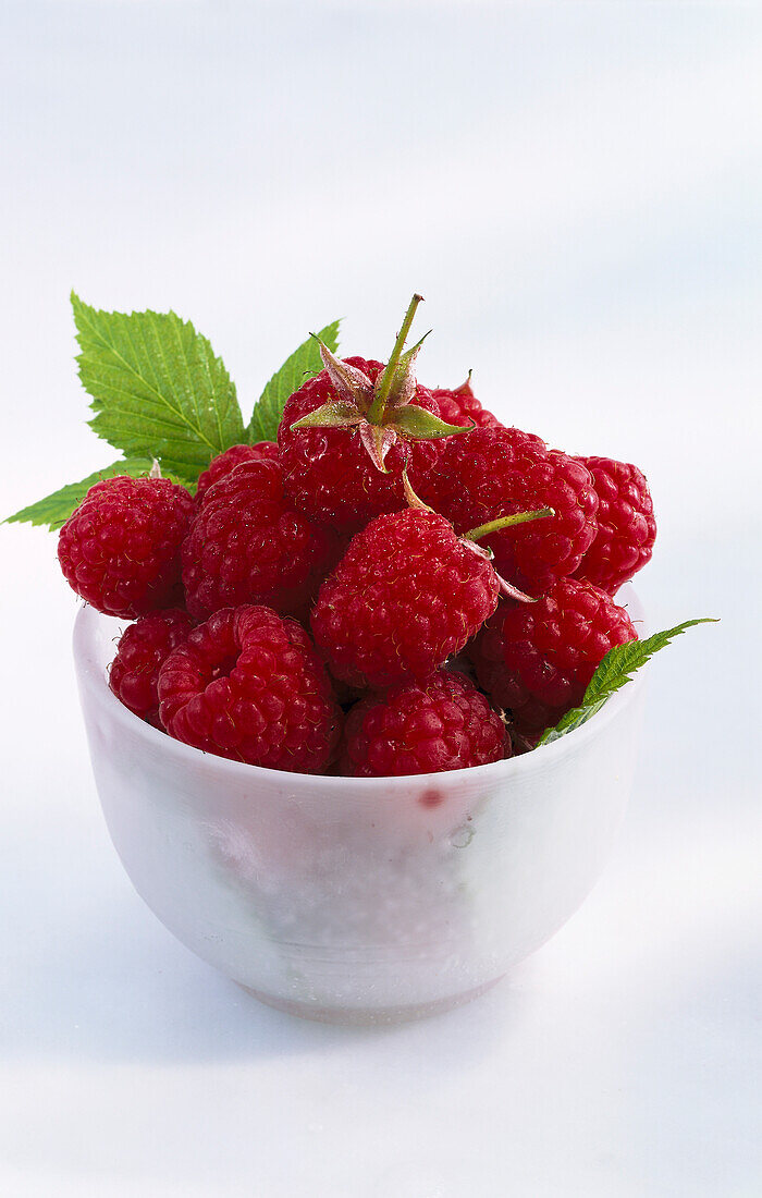 A bowl of raspberries