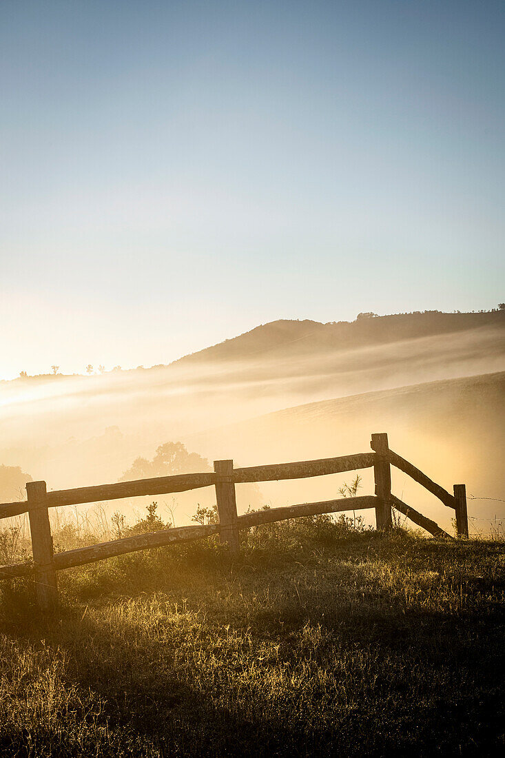 Felder und Holzzaun in Morgendämmerung, NSW, Australien