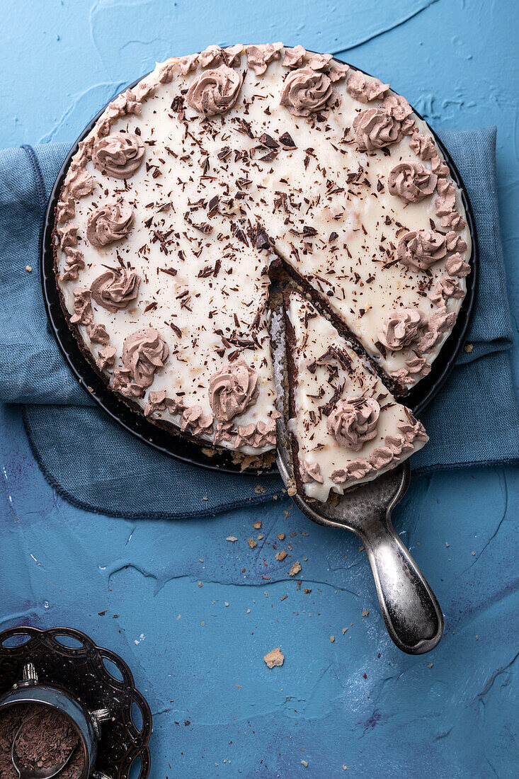 Vegane Schokomousse-Torte mit Keksboden