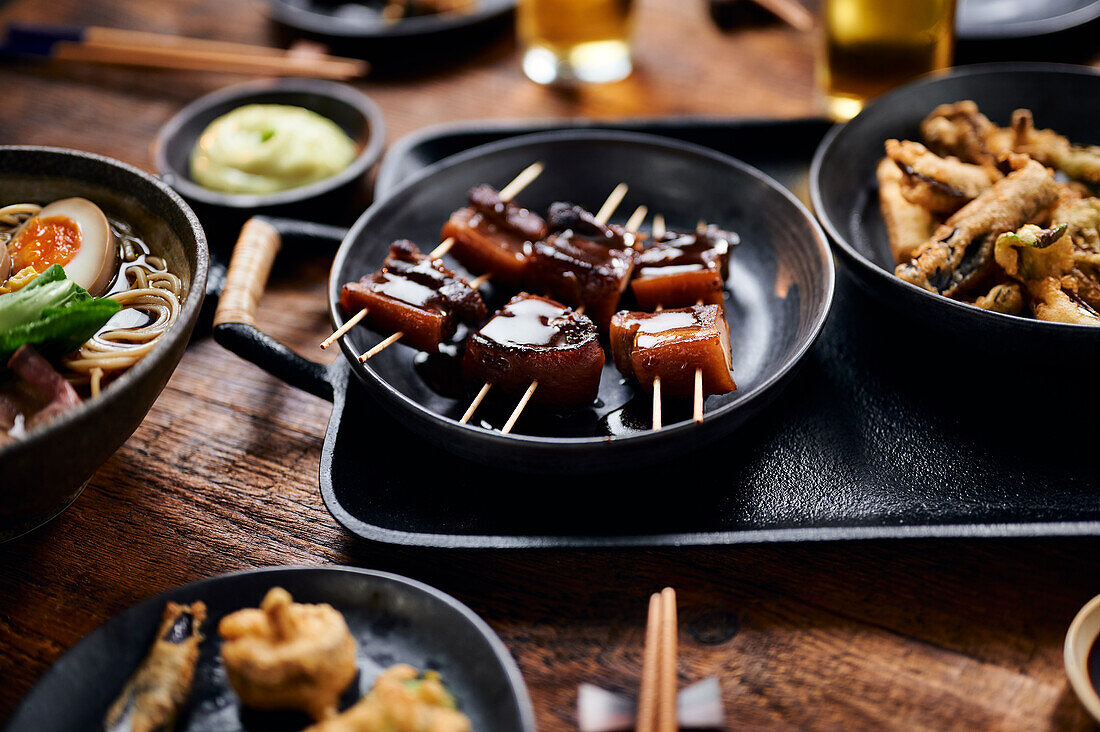 Asiatischer Schweinebauch auf Spießen