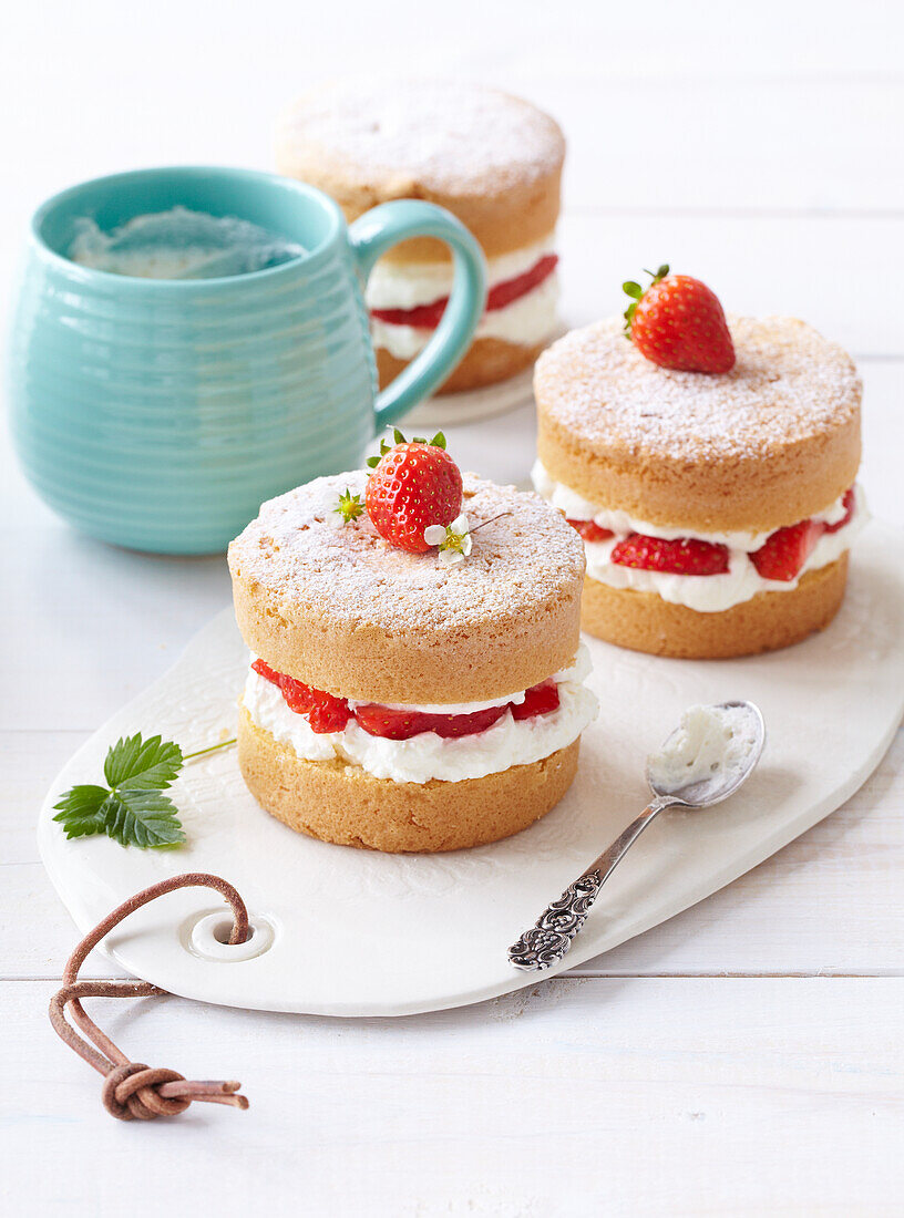 Mini-Biskuittörtchen mit Sahnecreme und Erdbeeren
