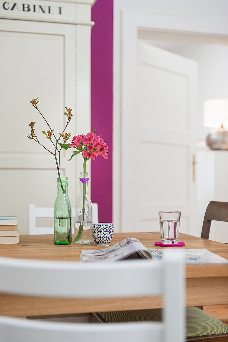 Oak table with puristic flower arrangement