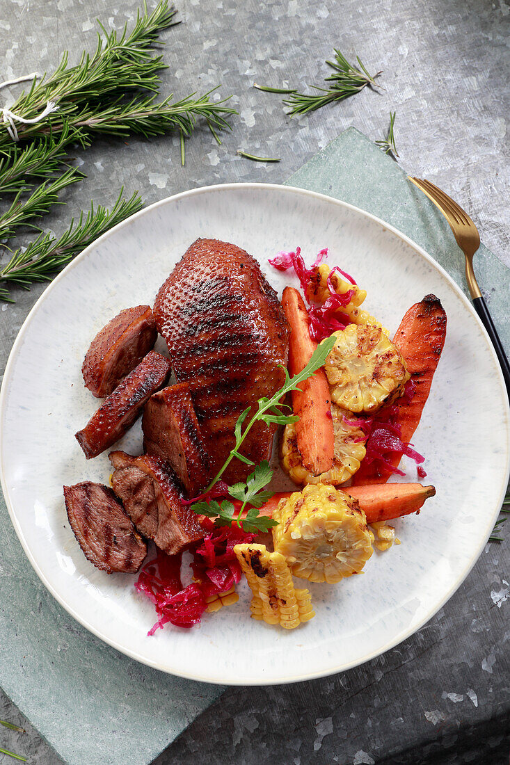 Gegrillte Gänsebrust mit gegrillten Karotten und Mais