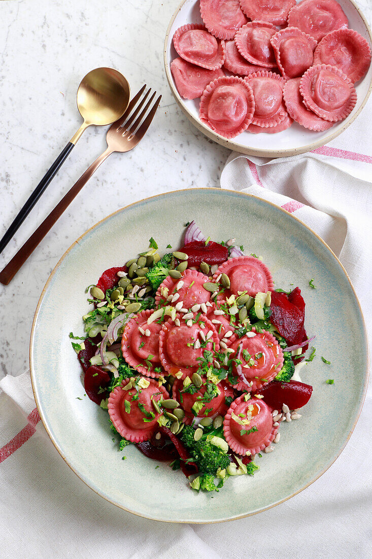 Beetroot tortellini salad with broccoli, beetroot and seeds
