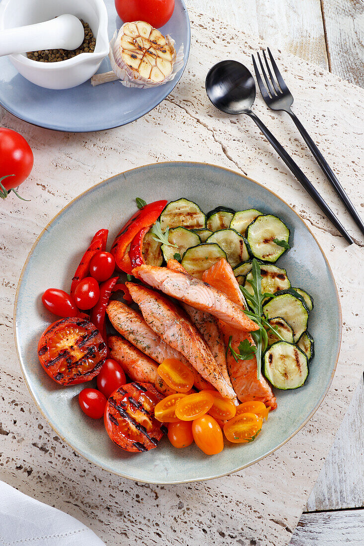 Baked pieces of salmon served with grilled vegetables
