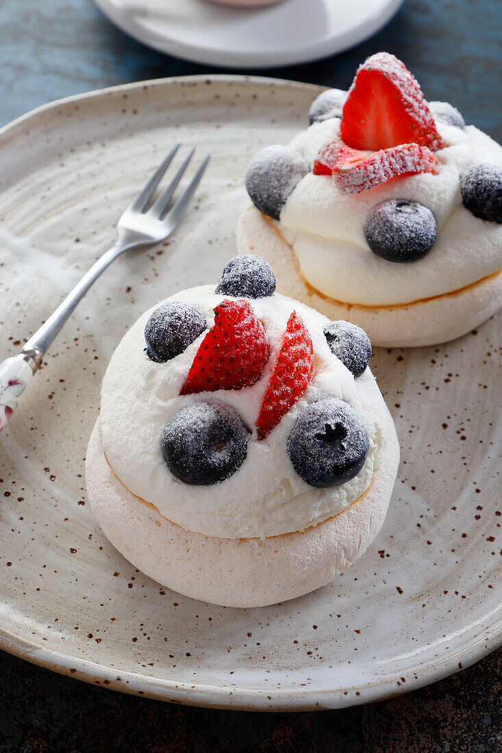 Mini meringue with berries