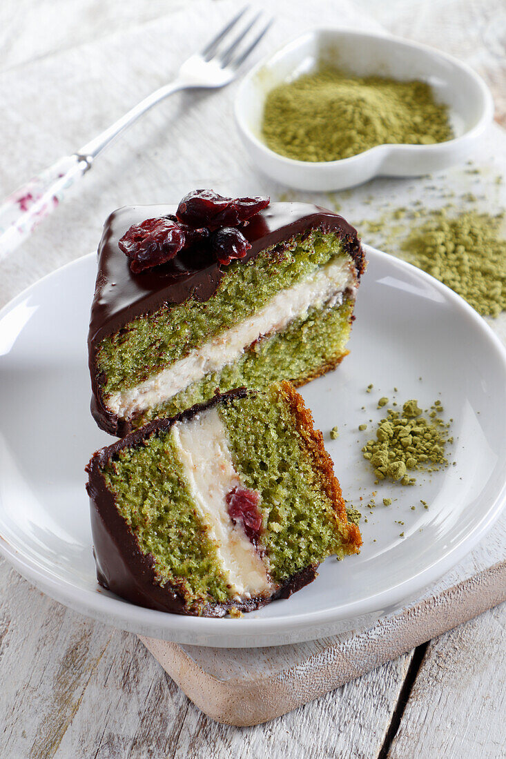 Matcha-Kuchen mit Schokolade überzogen