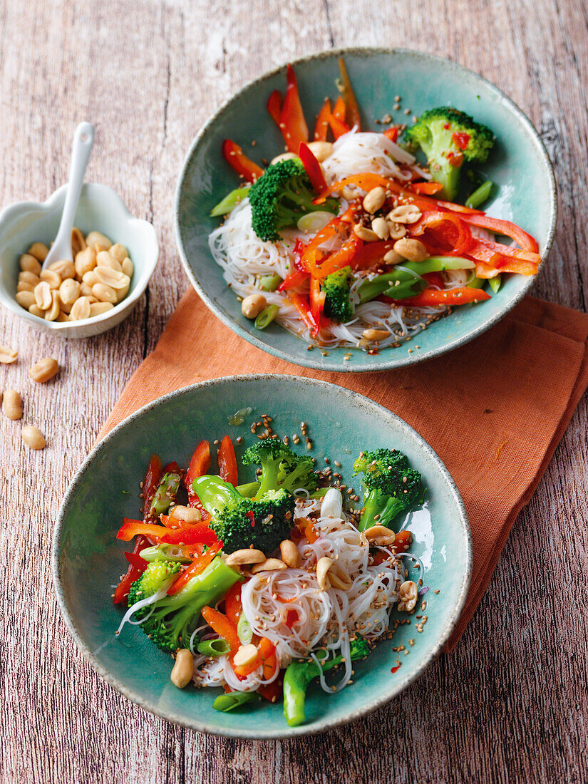 Glass noodle salad 'Thai style' with bell peppers, broccoli. and peanuts
