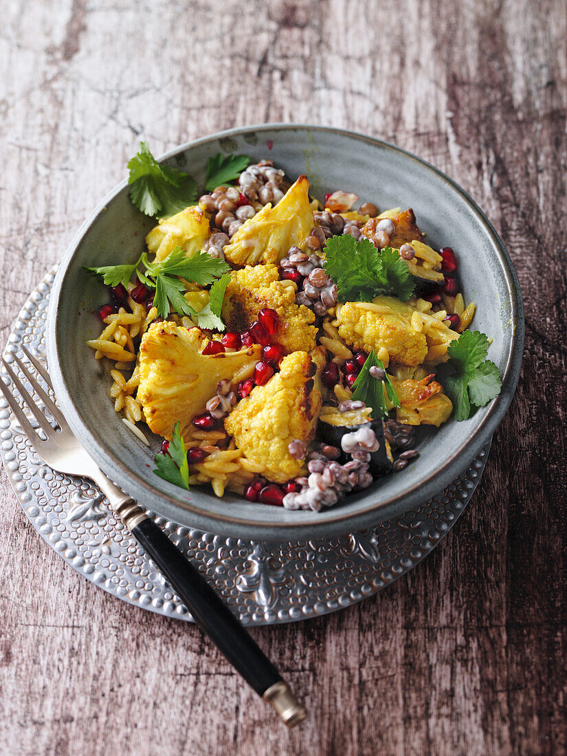 Orientalischer Pastasalat mit Blumenkohl, Aubergine und Granatapfel