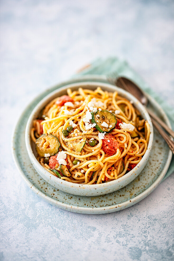 Pasta mit Grillgemüse, Kapern und Feta (vegetarisch)