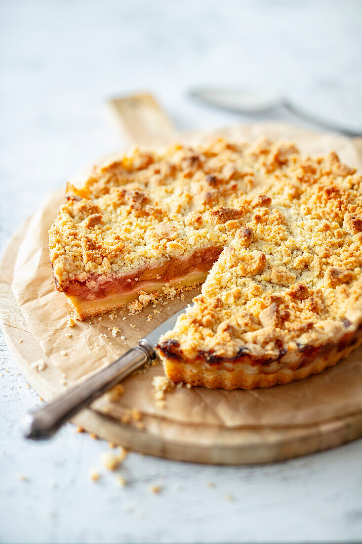 Rhubarb tart with crumble base and pastry cream