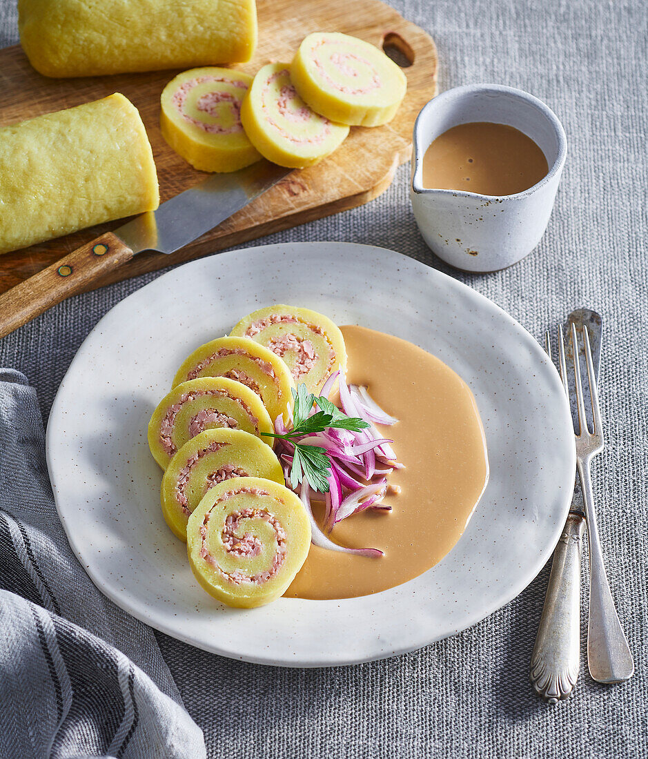 Kartoffelroulade mit Schweinefleischfüllung auf Zwiebelsauce