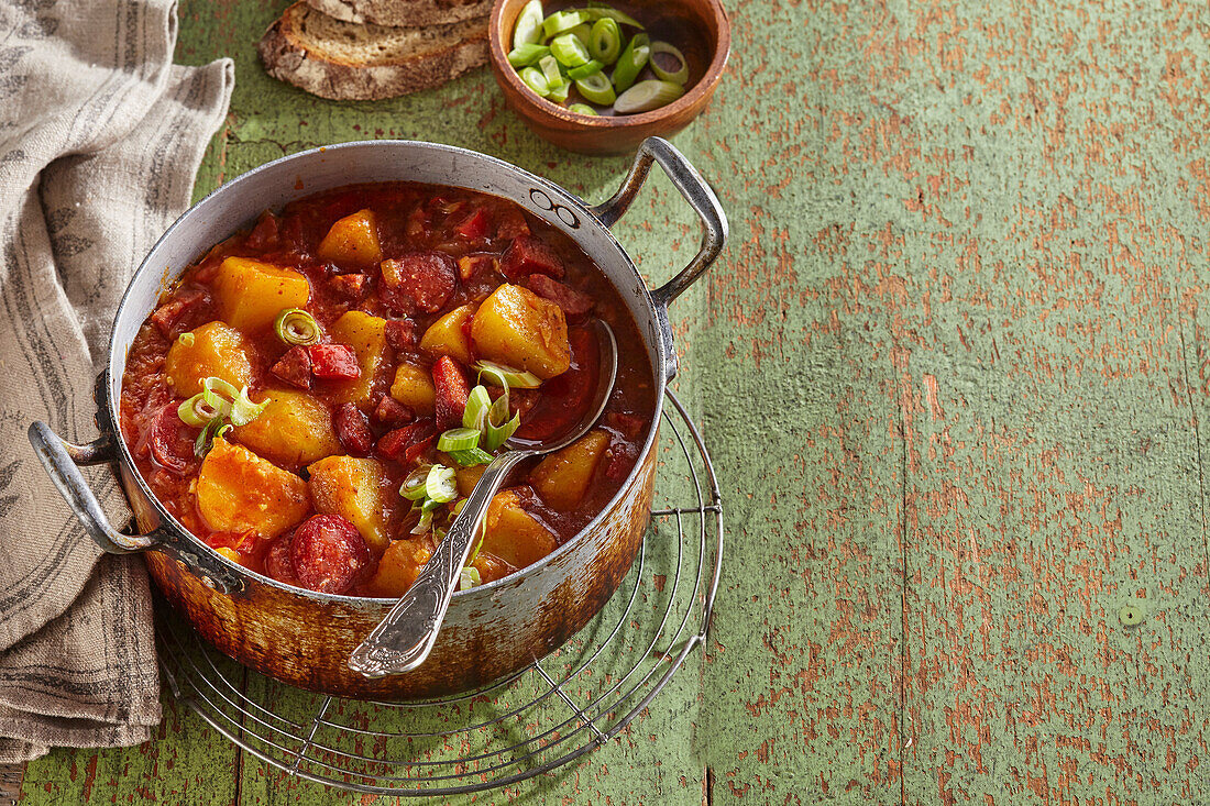 Kartoffelgulasch mit Paprikawurst