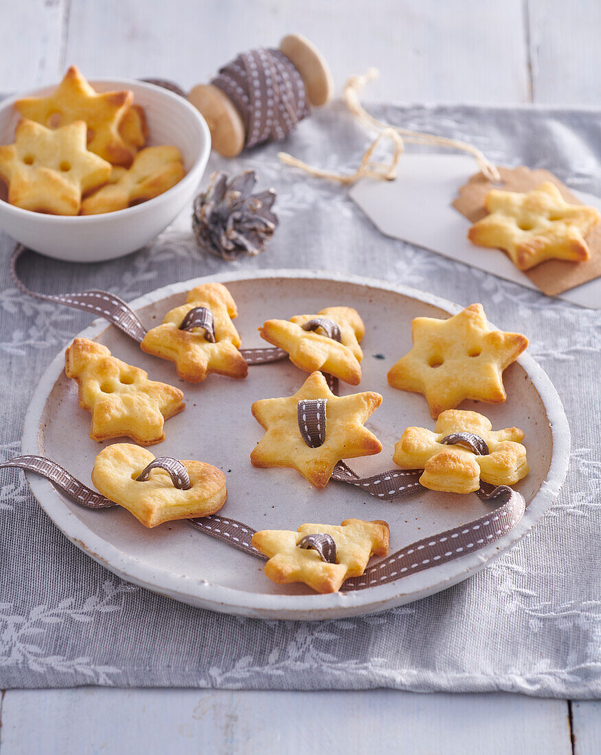 Girlande aus Frischkäseplätzchen zu Weihnachten