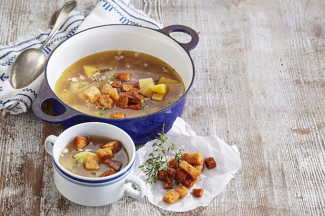 Knoblauchsuppe mit Speck und Croutons