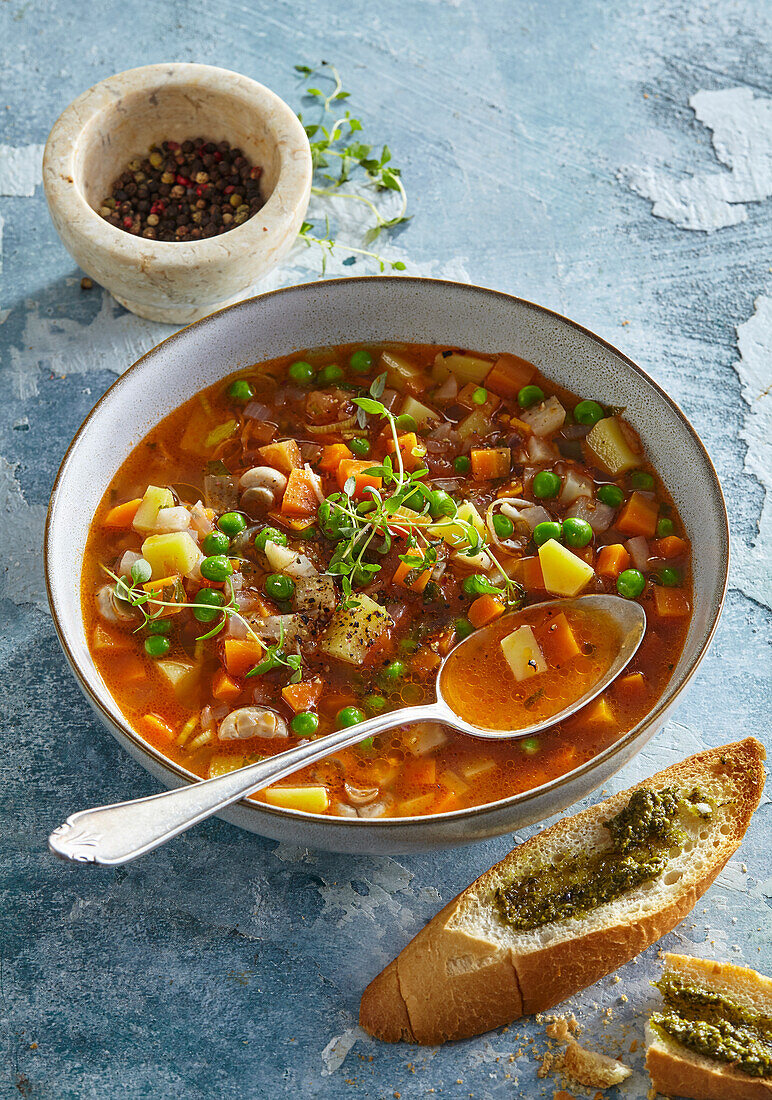 Minestrone mit Pesto-Baguette