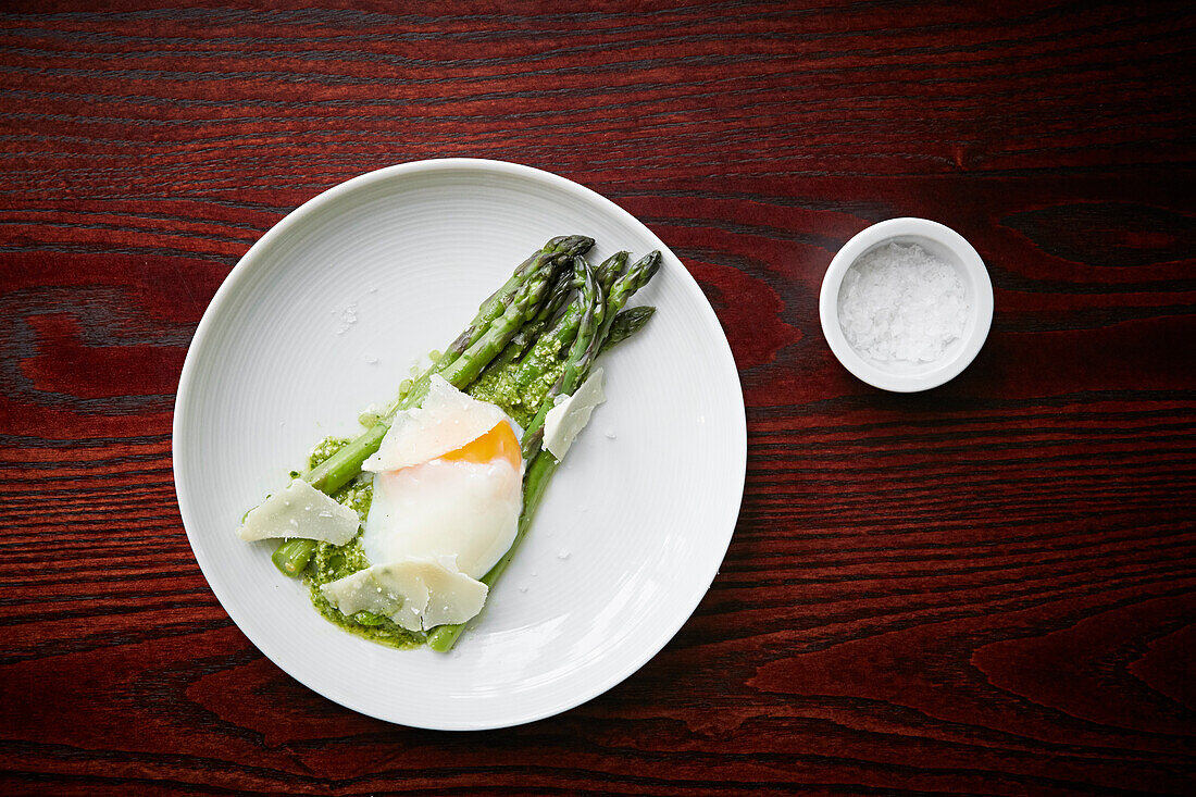 Spargel mit pochiertem Ei, Pesto und gehobeltem Parmesan