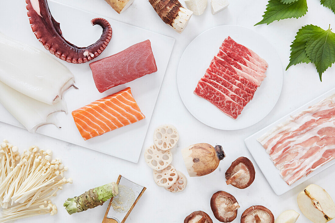 Zutaten für Sushi und Sashimi auf weißem Tisch