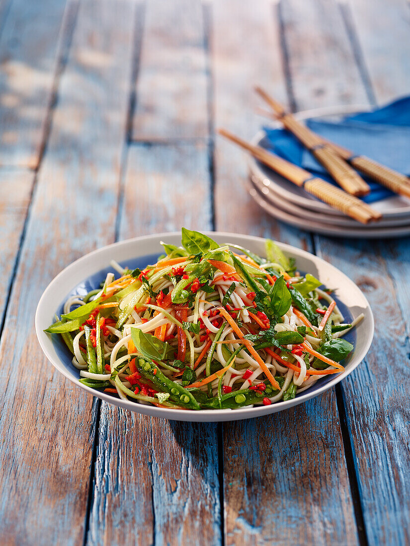 Würziger Nudelsalat mit Gurken und Karotten