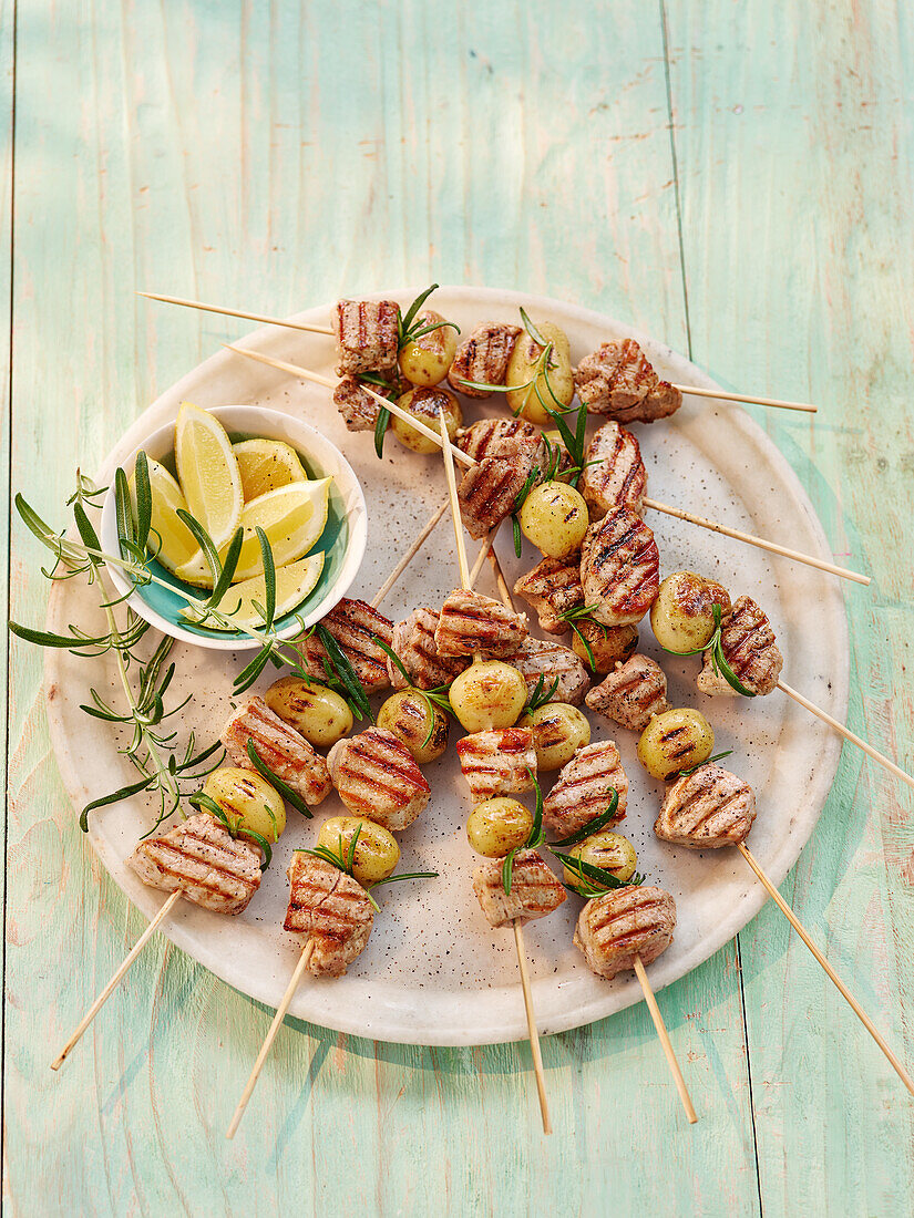 Schweinefleischspieße mit Frühkartoffeln und Rosmarin