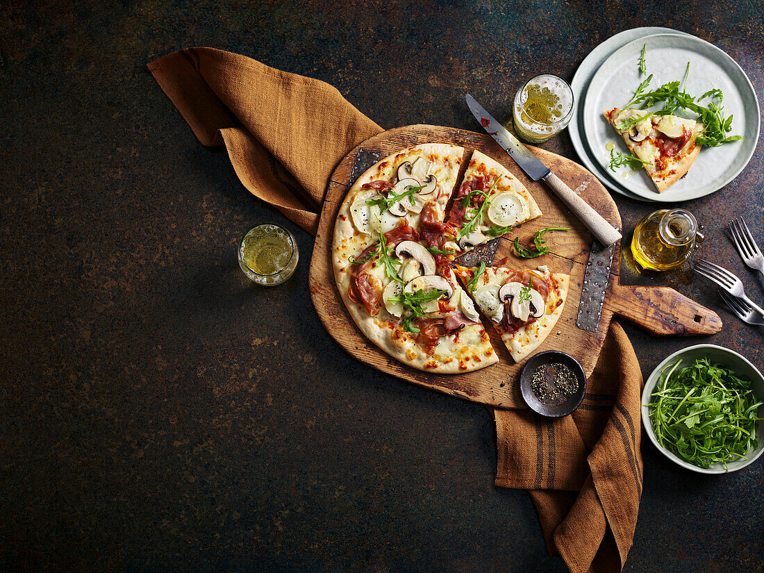 Cheese pizza with bacon, mushrooms and rocket salad