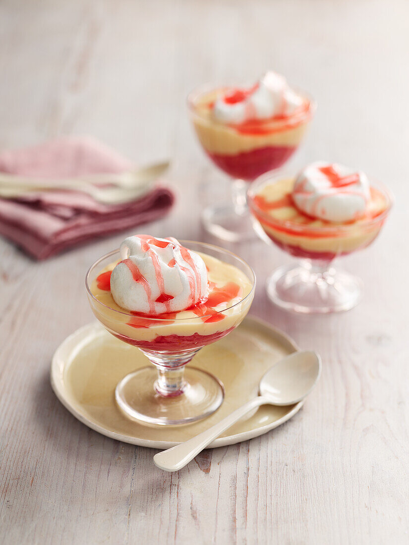 Rhubarb-vanilla cream with ile flottante
