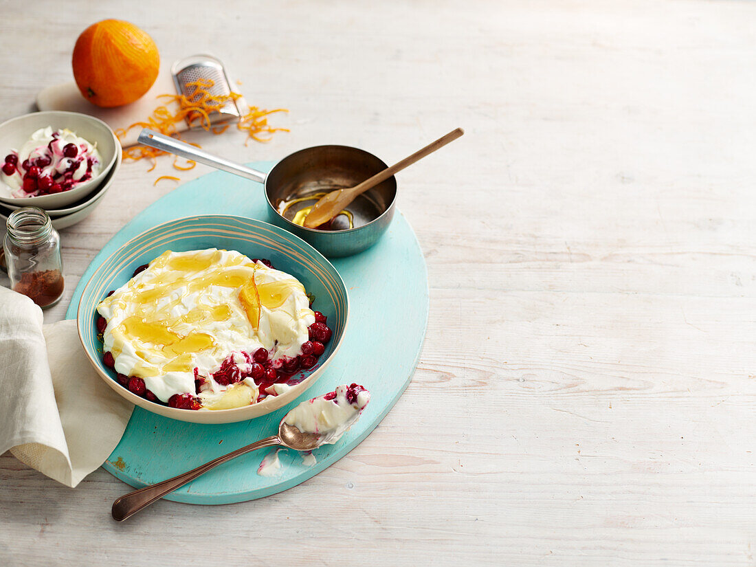 Gewürzter Cranberry-Orangen-Joghurt mit Karamell