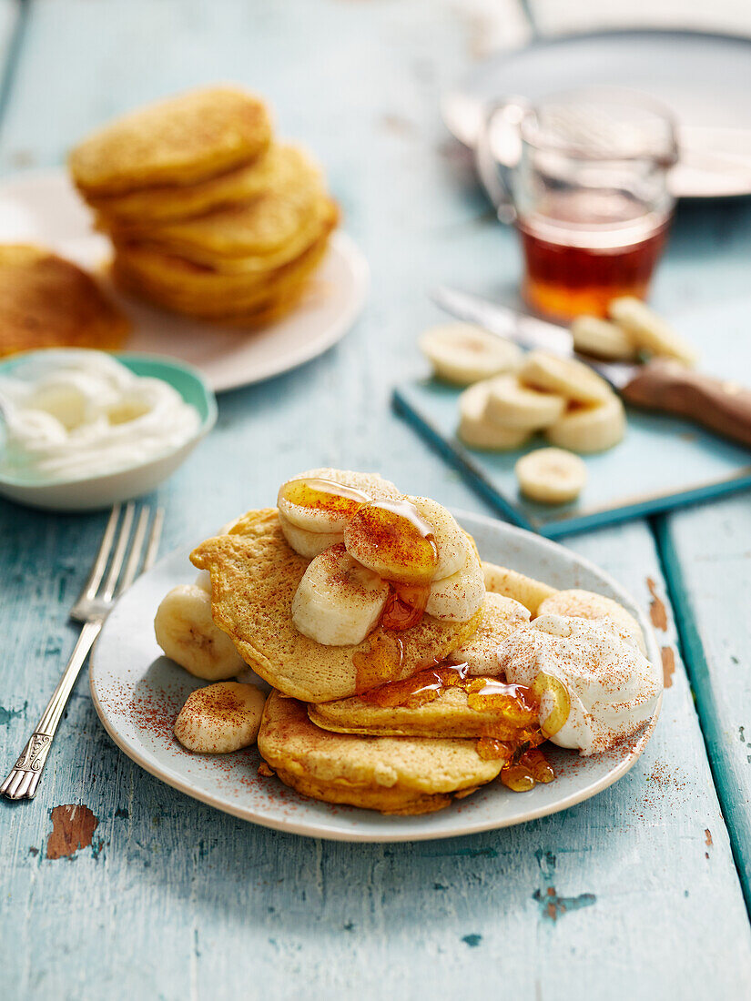 Hafer-Pancakes mit Bananenjoghurt und Ahornsirup