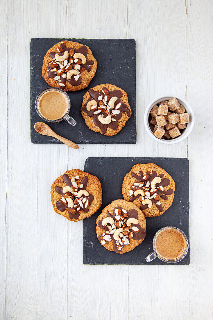 Cashew-Mandel-Cookies auf Schieferplatten