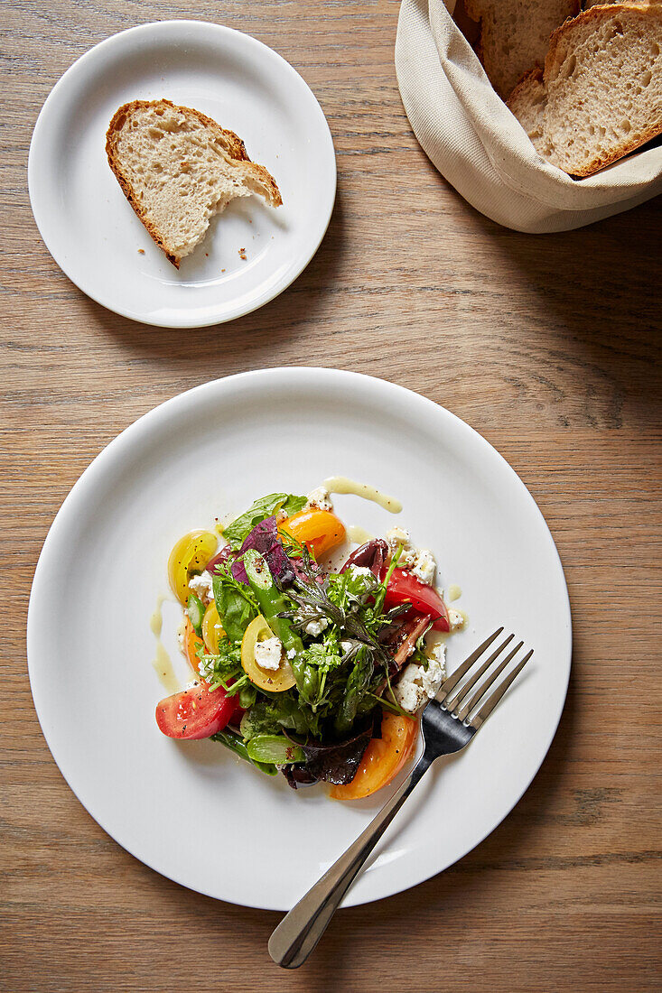 Bunter Salat mit Tomaten, Spargel und Weichkäse